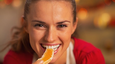 mulher a comer laranja